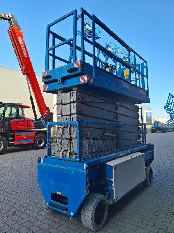 Holland Lift HL-220 E12 2016 - Scissor lift image 2 thumbnail