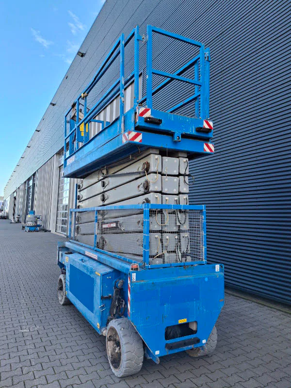 Holland Lift HL-220 E12 2016 - Scissor lift image 3 thumbnail