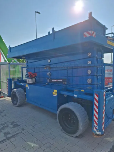 Holland Lift HL-220 D25 4WD/P/N 2016 - Scissor lift image 3 thumbnail