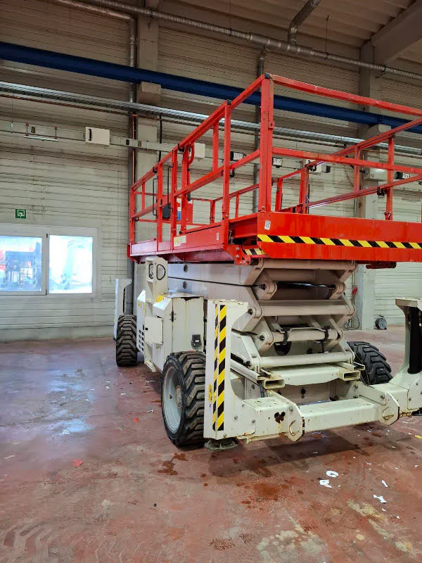 Genie GS-4390 RT 2016 - Scissor lift image 1