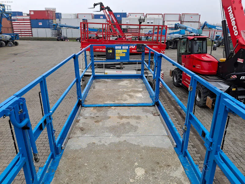 Genie GS-4390 RT 2016 - Scissor lift image 3 thumbnail