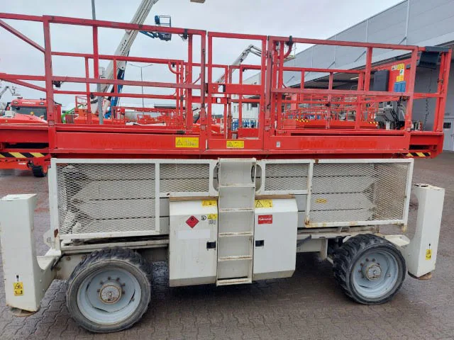 Genie GS-4390 RT 2014 - Scissor lift image 2 thumbnail