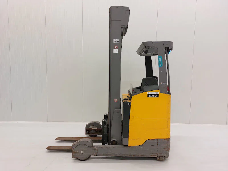 Jungheinrich ETV 320 2017 - Reach Truck image 2 thumbnail