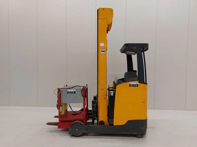 Jungheinrich ETV 320 2015 - Reach Truck image 2 thumbnail