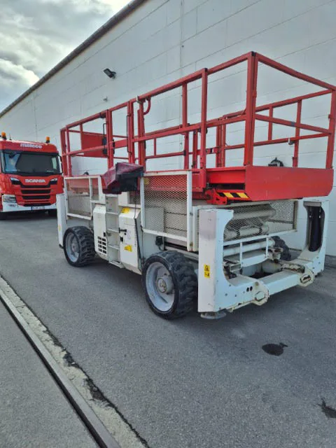 Genie GS-3390 RT 2014 - Scissor lift image 2 thumbnail
