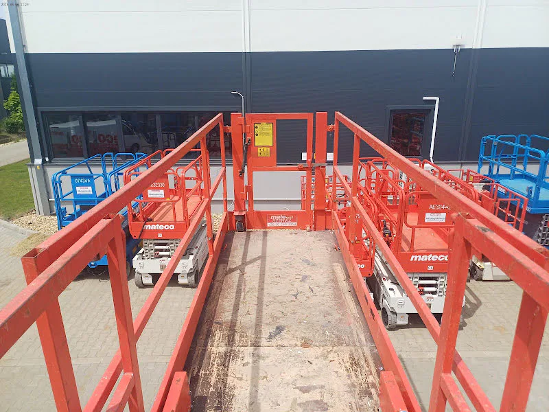 Holland Lift HL-220 E12 2018 - Scissor lift image 3 thumbnail