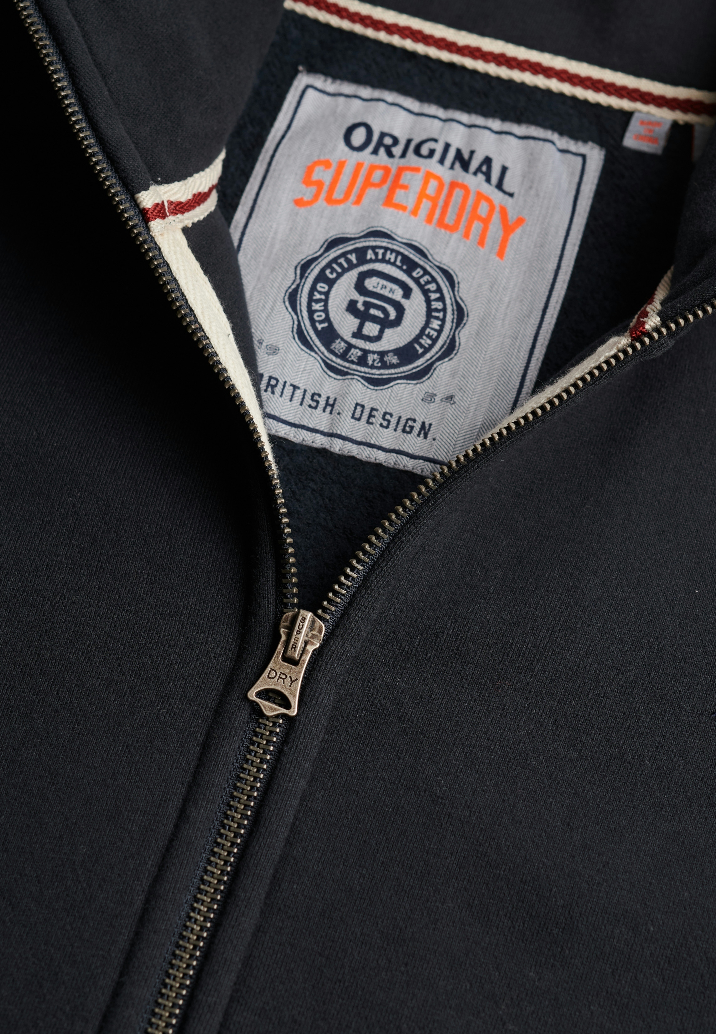 ESSENTIAL LOGO TRACK TOP
