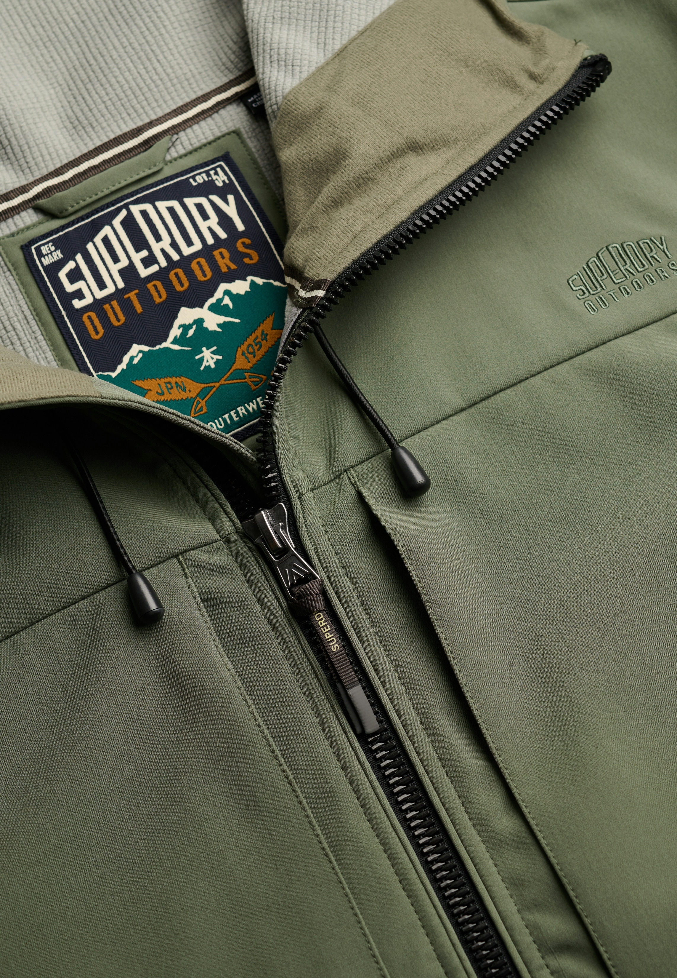 HOODED SOFTSHELL TREKKER JKT