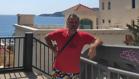 „МЕ ТЕПАШЕ ПРЕД МОИТЕ СИНОВИ, ЈА МОЛЕВ ДА ПРЕСТАНЕ“ – Пејачот трпел насилство од жена му, па ја фатил како го изневерува: „Дознав за нејзината афера“