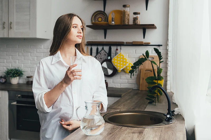 Зошто не е препорачливо да пиете вода што сте ја наполниле претходниот ден