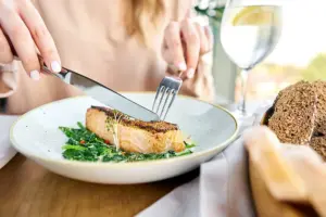 Што се случува со вашиот мозок кога редовно јадете риба