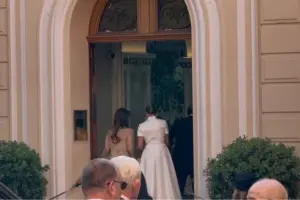 Мелина Џиновиќ се омажи во фустан од Диор вреден 8.000 евра, го надополни изгледот со бисерни обетки