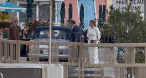 ЕКСКЛУЗИВНО! Првите слики од Мелина и милионерот: Пристигнаа во олдтајмер, таа во тесна бела венчаница