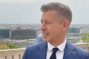 Петер Маѓар го видел Орбан од балконот на палатата, а потоа направил нешто неочекувано: Луѓето го гледаат видеото и не веруваат во тоа