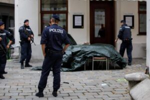 МОРНИЧАВ ПРЕСВРТ ВО СЛУЧАЈОТ СО ЖЕНА ЗАБЕТОНИРАНА ВО ЅИДОТ НА КУЌАТА: Патот води кон Виена, полицијата итно го запечатила станот на нејзиниот син!