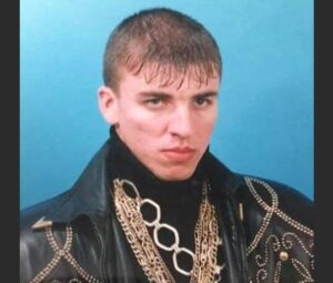 ШЕТА НИЗ ГРАДОТ СО КИЛОГРАМ ЗЛАТО ОКРУГ ВРАТ И ДВА ПИШТОЛА И ПИЕ САМО МЛЕКО! 6 златни медали, 2 крста и „Версаче“: Кој беше најжешкиот дечко во Бар во 90-тите