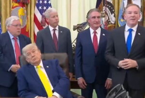 „ВОЗНЕМИРЕНИ, ГЛУПАВИ ИДИОТИ“ Виралното видео на Доналд Трамп предизвика гнев во Белата куќа (ВИДЕО)