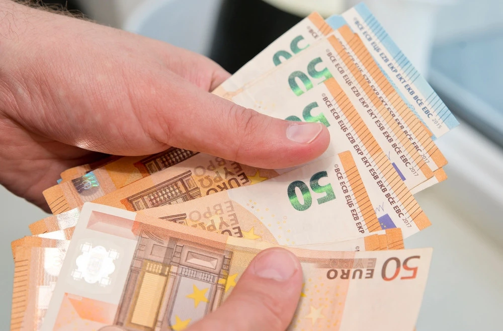 Им се нудат 32.000 евра за да ја напуштат земјата: Стотици веќе аплицирале