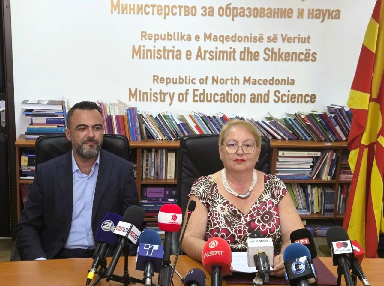 Утре започнува новата учебна година, Јаневска потсети на едносменската настава, учебници за сите, но и на намалениот број на ученици и затворени училишта