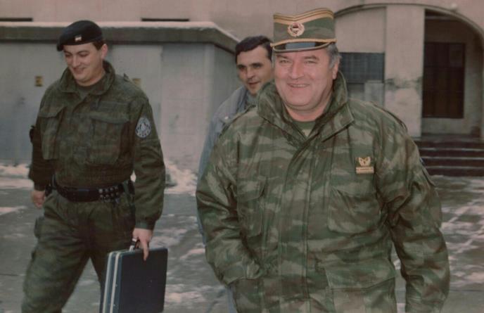 РАТКО МЛАДИЌ ЌЕ БИДЕ ПОГРЕБАН СО НАЈВИСОКИ ДРЖАВНИ И ВОЕНИ ПОЧЕСТИ: Белград го чека генералот, семејството има важна одлука да донесе – Србија бара одговори од Хаг