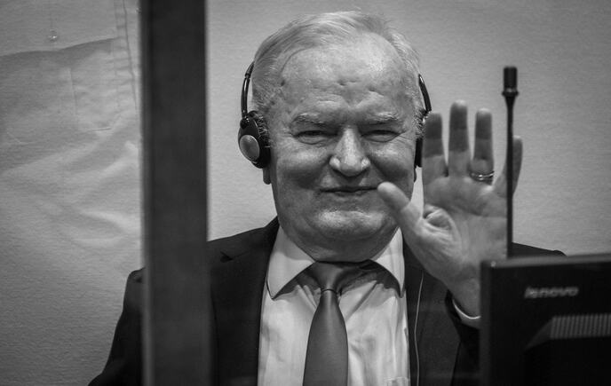 Вака изгледаше изрекувањето на пресудата за Ратко Младиќ: Очите на светот беа вперени во него, а тој се смееше и мавташе кон камерите! (ВИДЕО)