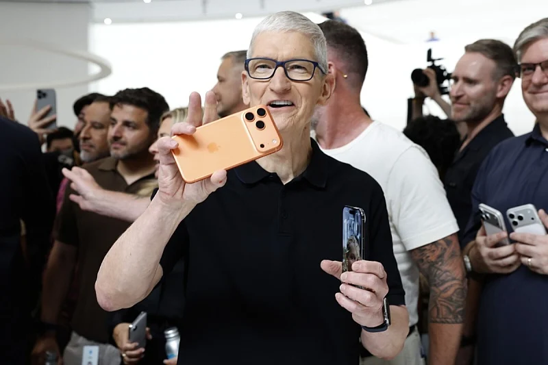Тим Кук го напушта кормилото на Apple по 15 години: Успеа да создаде една од највредните компании во светот