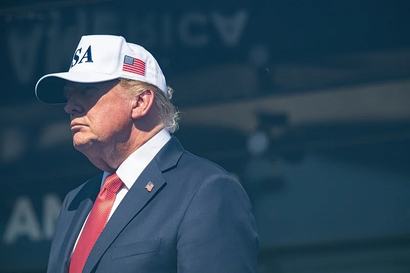 Трамп забрани увоз на канадски производи: Пиво, сирење и мотоцикли на црната листа