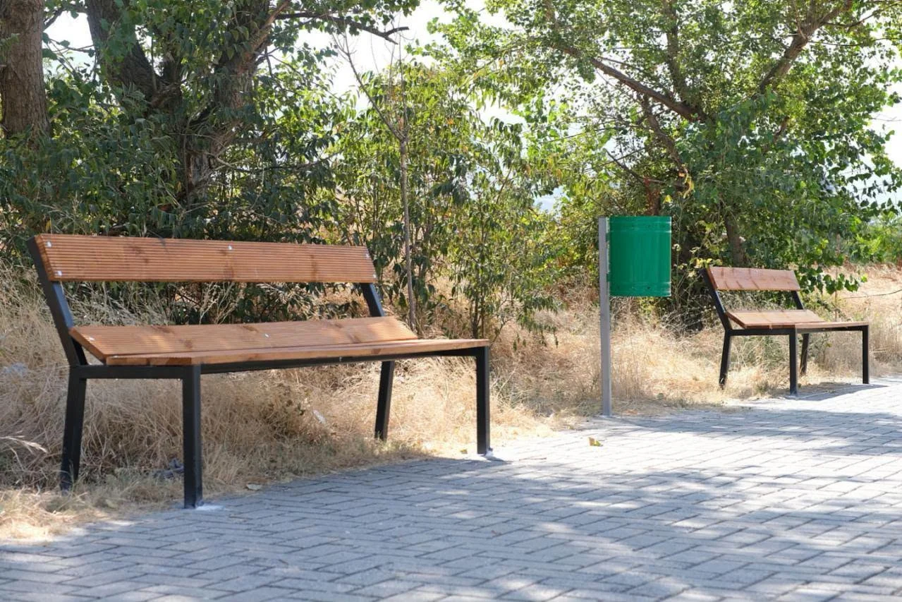 (Фото) Општина Карпош: Нови клупи и корпи за отпадоци на кејот на Вардар