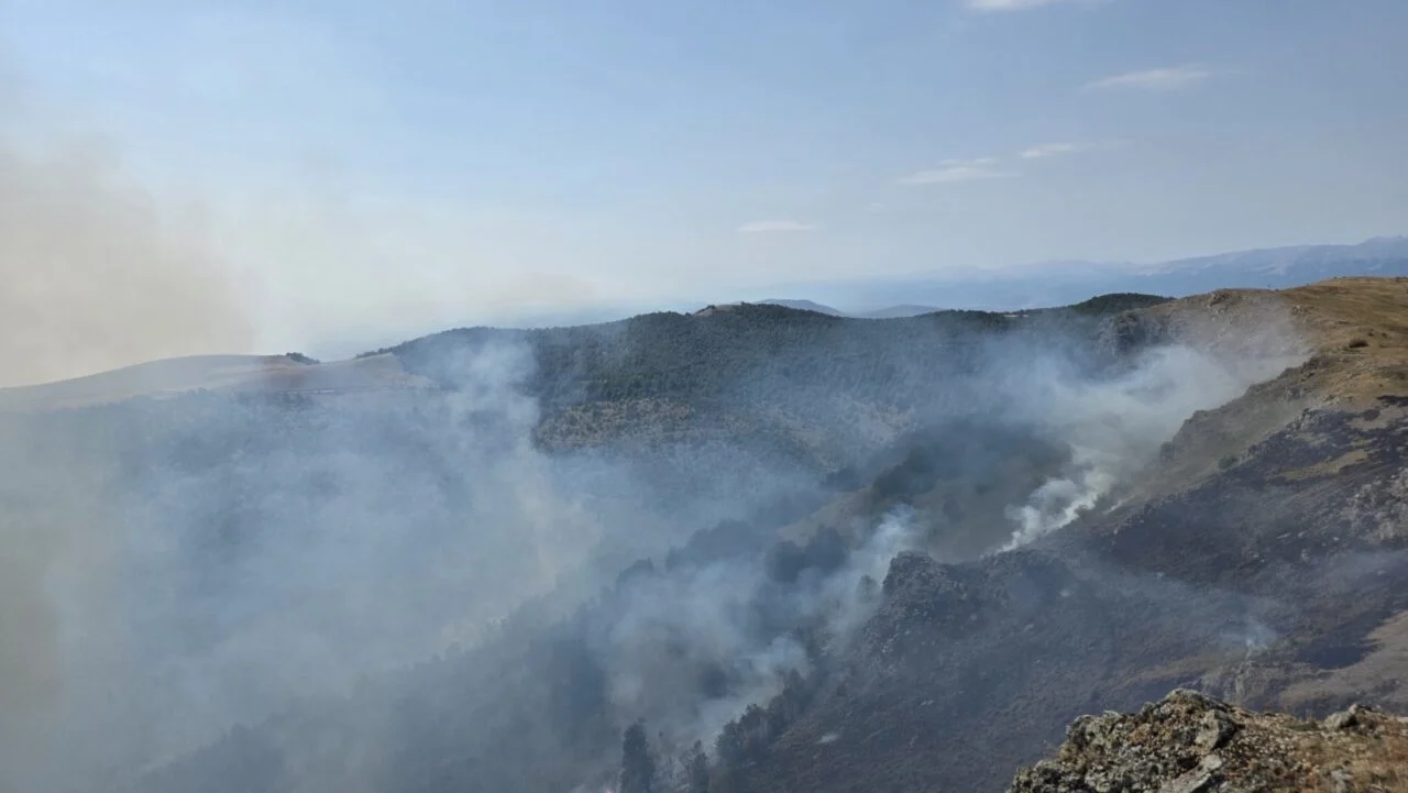 Изгаснат пожарот на македонско-косовската граница, нема повеќе да го загадува Скопје – активни остануваат четири пожари