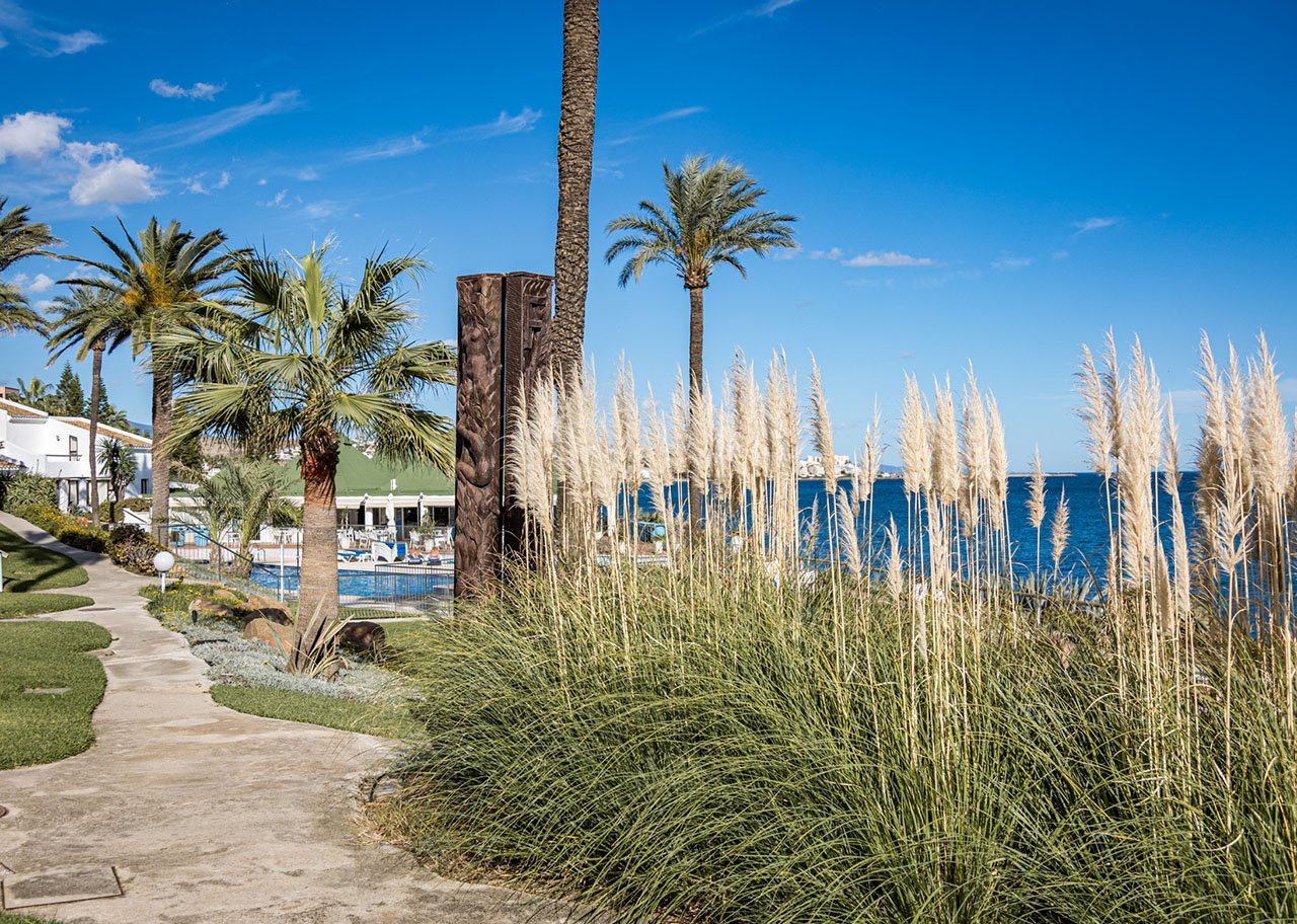 Mediterranean atmosphere at Costa Natura with sea backdrop