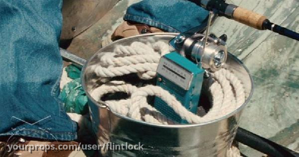 Matt's (Richard Dreyfuss) green cloth – Piranha 3D (2010) – image 2