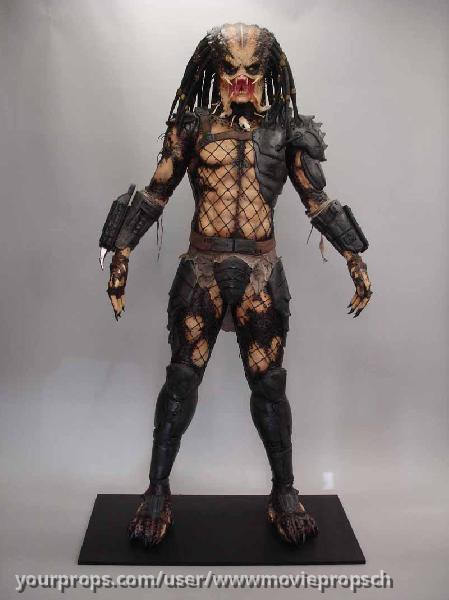 Lifesize Predator statue – Predator (1987) – image 1