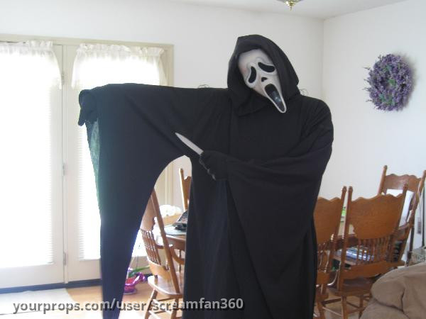 scream 2 robe – Scream 2 (1997) – image 1
