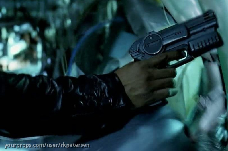 Del Spooner Police Pistol – I, Robot (2004) – image 4