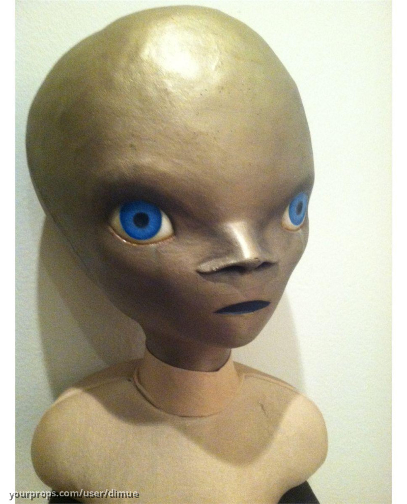 Alien Head Mask Display – Close Encounters of the Third Kind (1977) – image 1