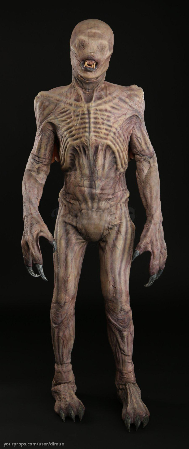 Complete Vampire Creature Display Statue – Priest (2011) – image 2