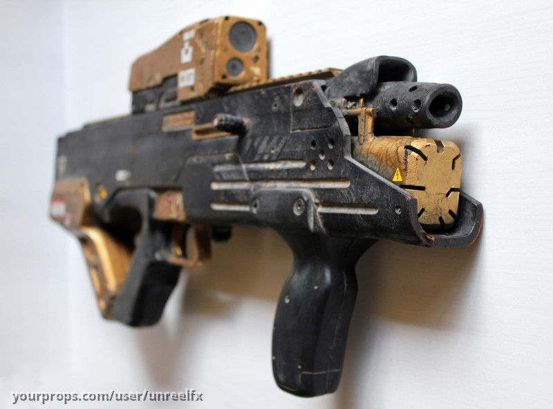 Stunt Gold Protection Droid's SMG – Elysium (2013) – image 3