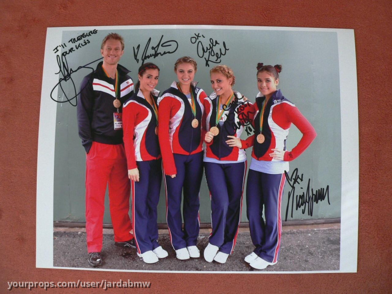 Gold medal and badge – Make It or Break It (2009) – image 2