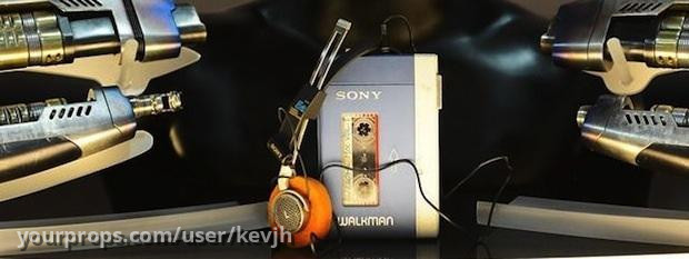 Given to Peter Quill from his dying mother headphones and Walkman – Guardians of the Galaxy (2014) – image 2
