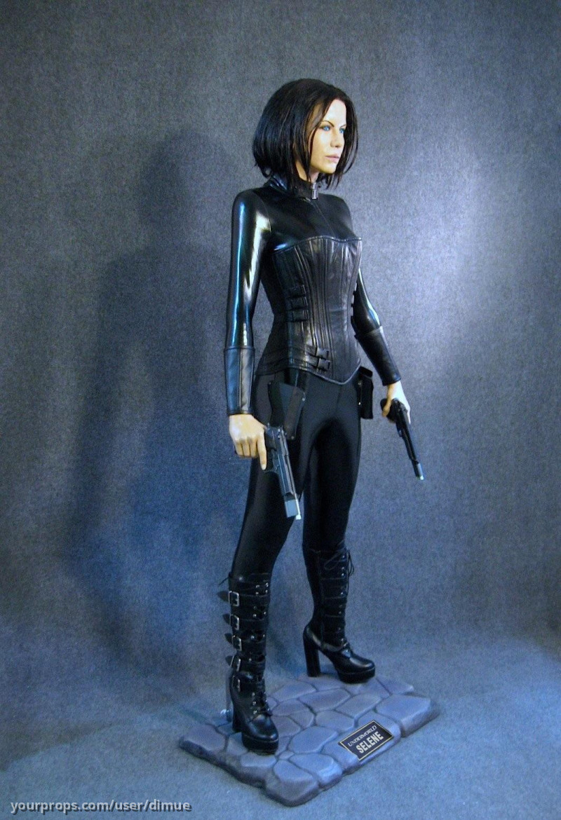 Selene lifesize display statue – Underworld: Awakening (2012) – image 3