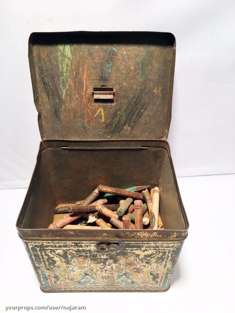 Old tin can with crayons – Grimm (2011) – image 3