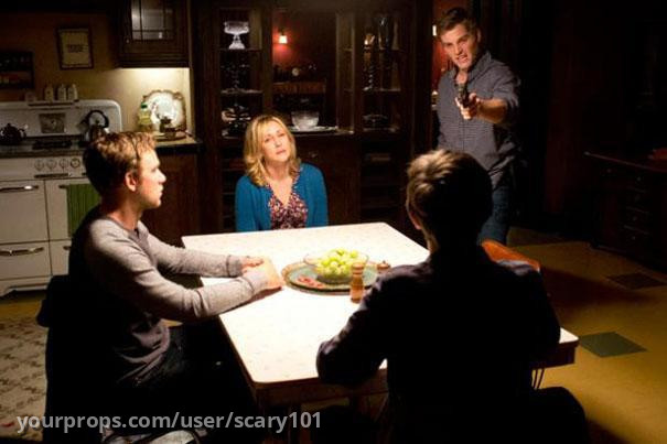 Norma's Kitchen table & chairs – Bates Motel (2013) – image 4