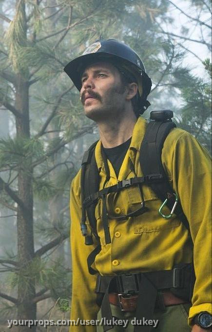 Mackenzie's complete costume, Rucksack, Sunglasses and Rake – Only the Brave (2017) – image 5