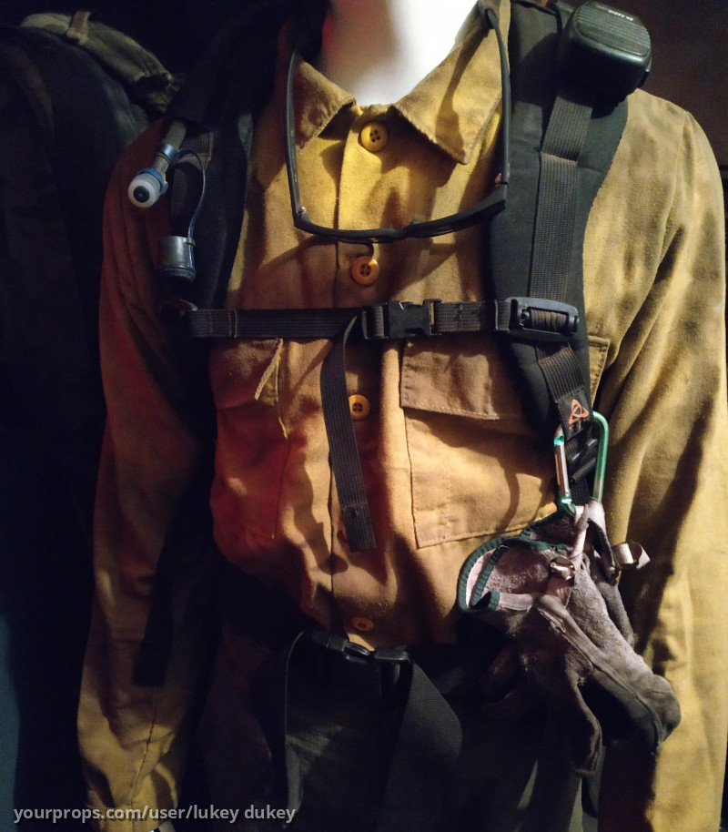 Mackenzie's complete costume, Rucksack, Sunglasses and Rake – Only the Brave (2017) – image 2