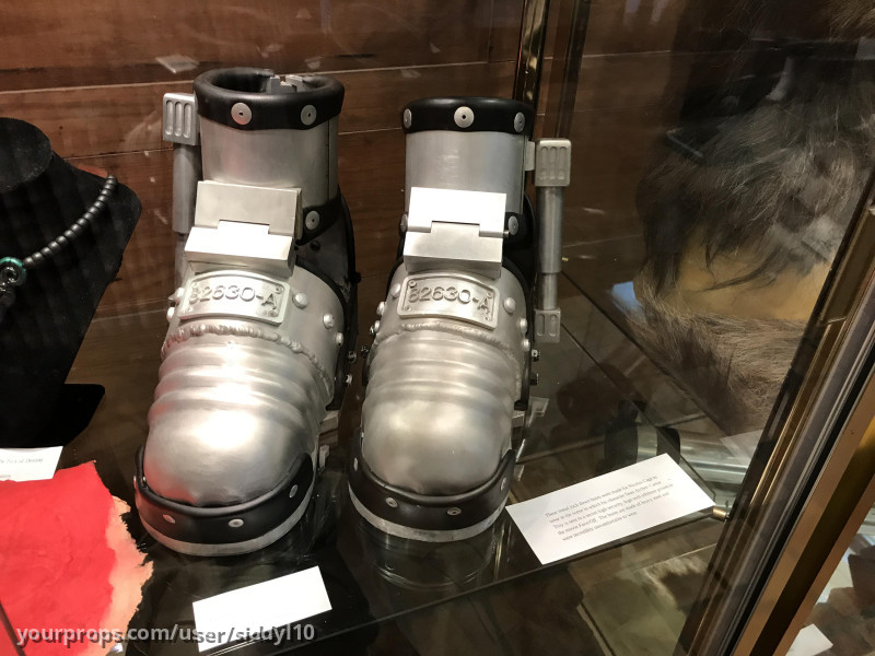 Hero working prison boots – Face/Off (1997) – image 1