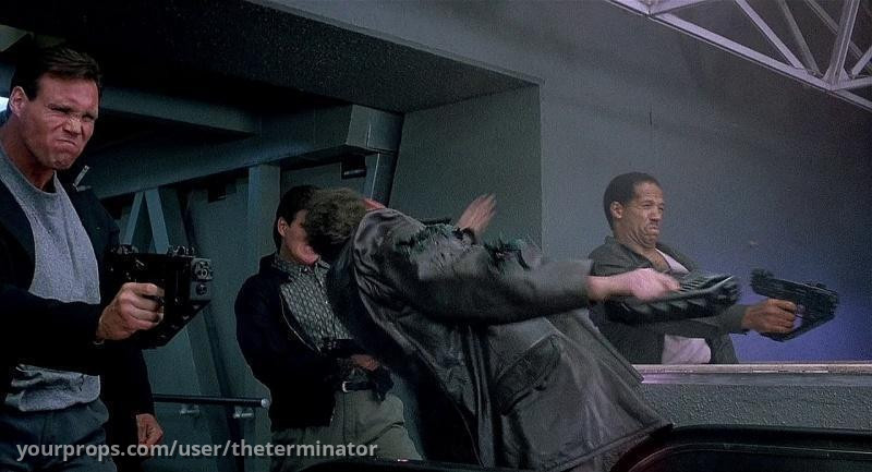 Futuristic Uzi Pistol – Total Recall (1990) – image 4