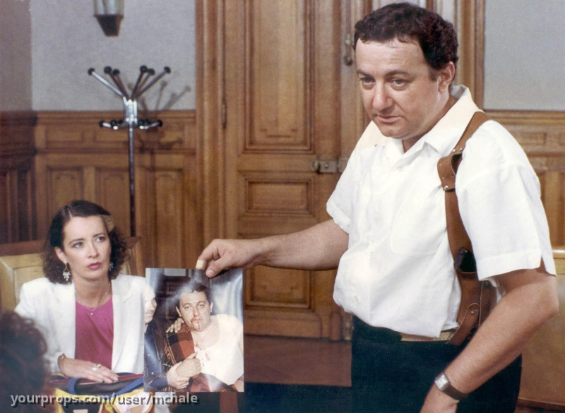 Shoulder Holster – Inspector Blunder (1980) – image 3