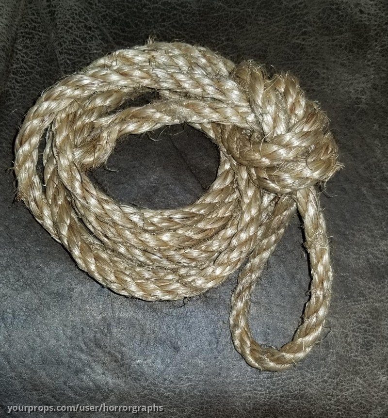 Rope used in slaughterhouse – Texas Chainsaw (2013) – image 1