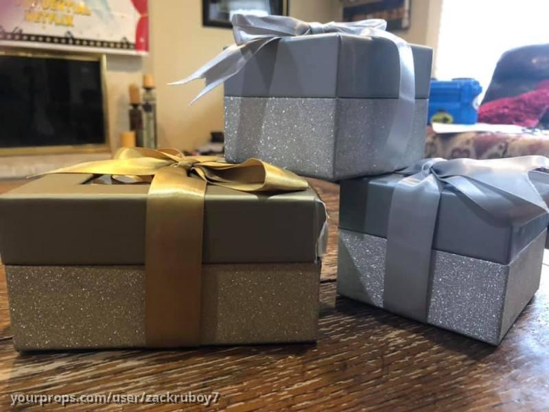 Rose Family Christmas Boxes – Schitt's Creek (2015) – image 1