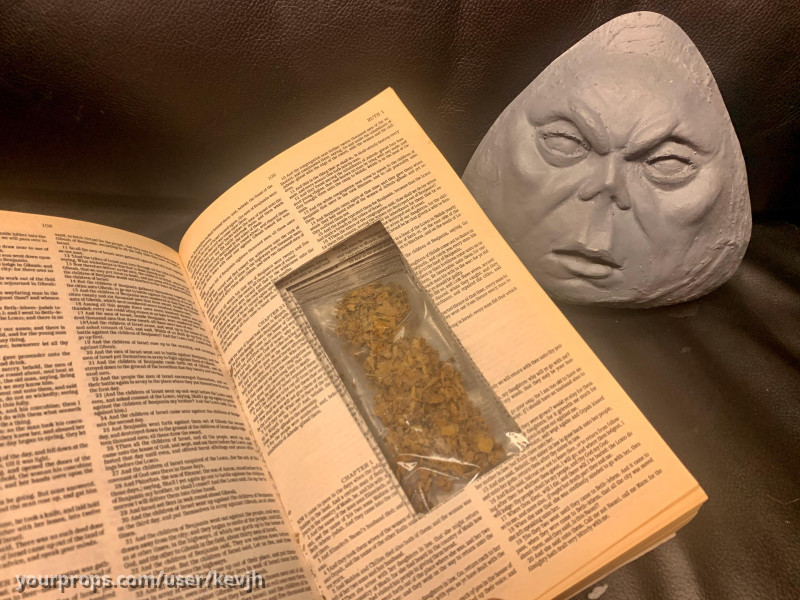 Rabbits secrets stash Bible – Evil Bong 3: The Wrath of Bong (2011) – image 2